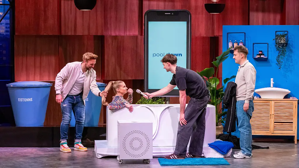 Aurel-Hampl-y-Nicolai-Trittmann-r-presentan-con-terapia-de-frio-en-la-piscina-en-casa-Invitados-Loewen-Anne-y-Stefan-Lemcke-hacen-la-prueba-práctica. El-uso-de-material-relacionado-con-el-programa-está-permitido-solo-con-la-referencia-y-enlace-a-RTL