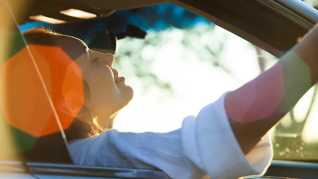 Woman-passenger-riding-in-car-Modellfreigabe-vorhanden