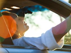 Woman Passenger Riding In Car Modellfreigabe Vorhanden