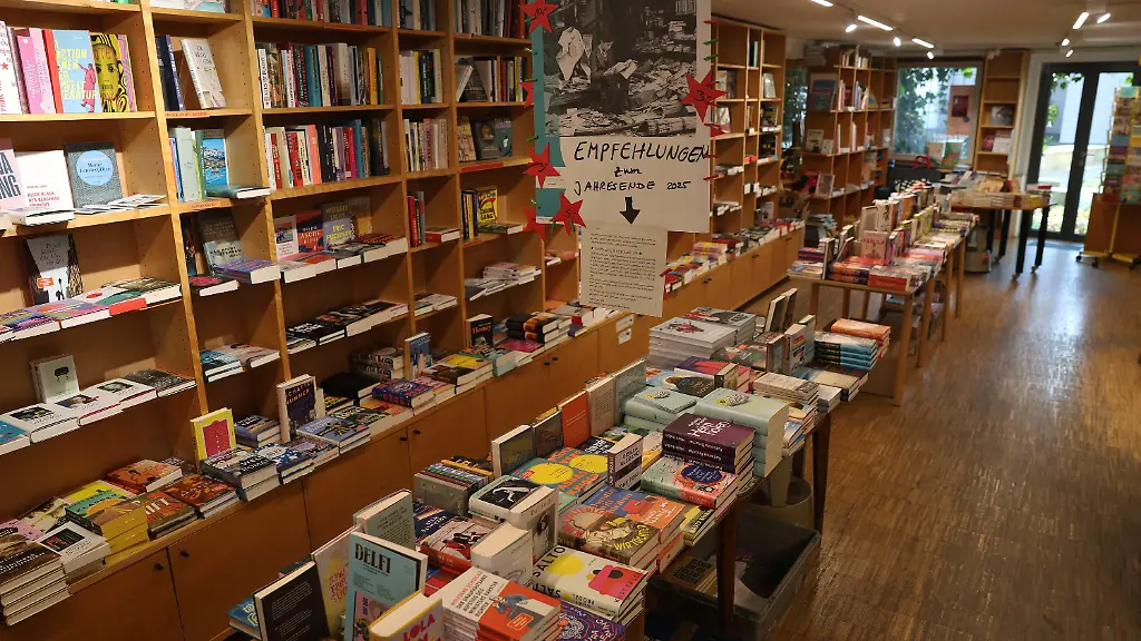 05-03-2026-Niedersachsen-Goettingen-Der-Buchladen-Rote-Strasse-Kulturstaatsminister-Weimer-hat-drei-Buchhandlungen-aus-dem-linken-Spektrum-wegen-verfassungsschutzrelevanter-Erkenntnisse-von-der-Liste-der-Einrichtungen-gestrichen-die-fuer-den-Deutschen-Buchhandlungspreis-vorgesehen-waren-darunter-den-Buchladen-Rote-Strasse