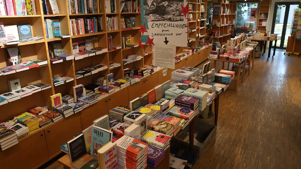 05-03-2026-Niedersachsen-Goettingen-Der-Buchladen-Rote-Strasse-Kulturstaatsminister-Weimer-hat-drei-Buchhandlungen-aus-dem-linken-Spektrum-wegen-verfassungsschutzrelevanter-Erkenntnisse-von-der-Liste-der-Einrichtungen-gestrichen-die-fuer-den-Deutschen-Buchhandlungspreis-vorgesehen-waren-darunter-den-Buchladen-Rote-Strasse