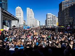 Berlin & Brandenburg: Mehrere tausend Schüler demonstrieren gegen Wehrdienst