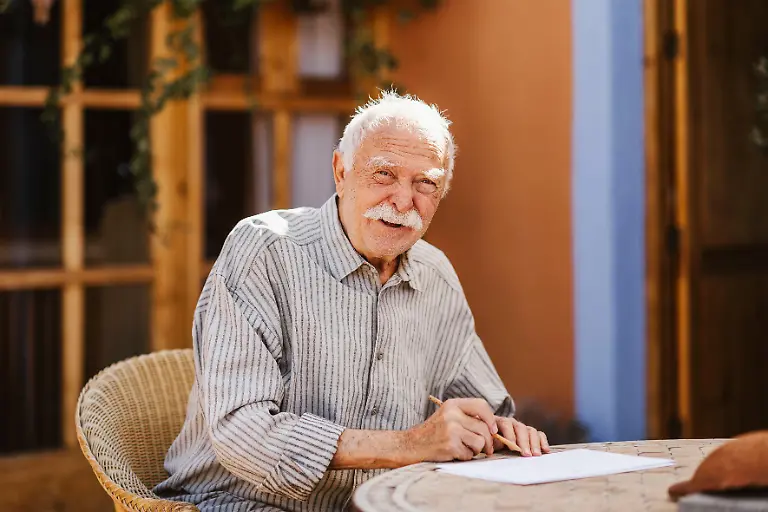 HANDOUT-Der-Kuenstler-Janosch-im-Februar-2021-auf-Teneriffa-zu-Tiger-und-Baer-als-Seelenpflaster-Janosch-feiert-90