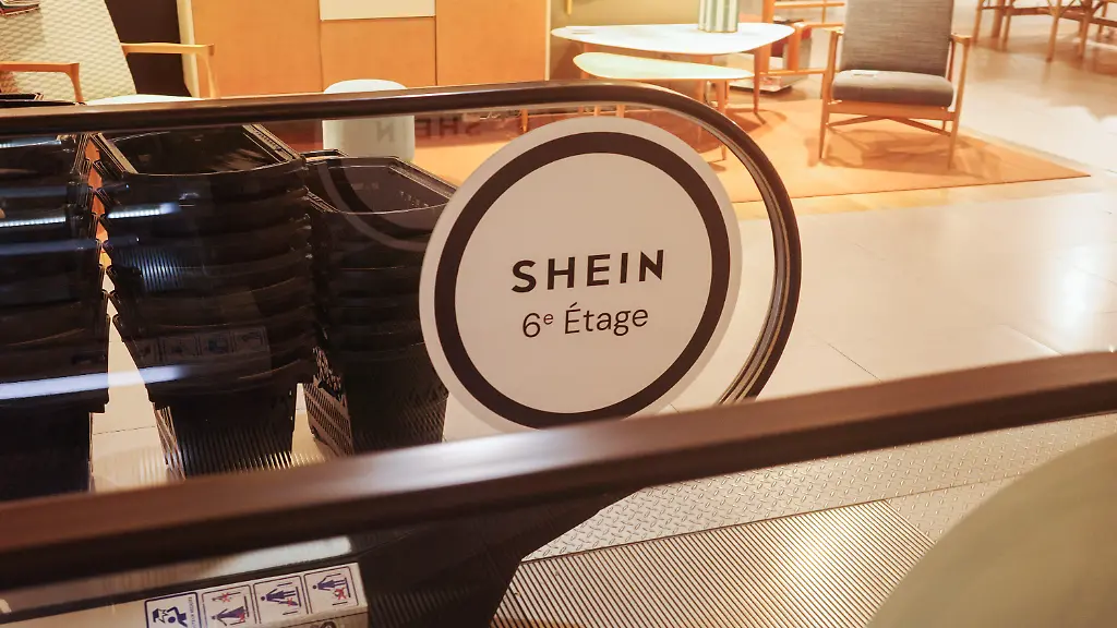 A-sticker-with-the-logo-of-the-highly-controversial-fast-fashion-brand-Shein-indicates-that-the-new-shop-that-has-just-opened-in-France-is-located-on-the-sixth-floor-of-BHV-Un-autocollant-avec-le-logo-de-la-marque-tres-controversee-de-fast-fashioin-shein-indique-que-la-nouvelle-boutique-qui-vient-d-ouvrir-en-France-se-trouve-au-sixieme-etage-du-BHV