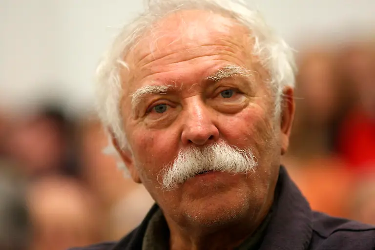 Der-Illustrator-Kinderbuchautor-und-Schriftsteller-Janosch-alias-Horst-Eckert-bei-der-Eroeffnung-seiner-Ausstellung-im-Koblenzer-Museum-Ludwig-Koblenz-Rheinland-Pfalz-Deutschland-Europa