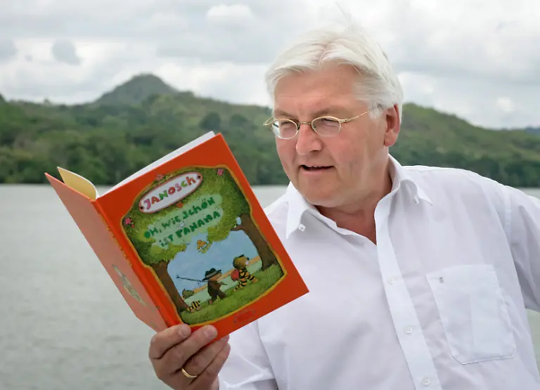Bundesaussenminister-Frank-Walter-Steinmeier-liest-am-18-04-2007-bei-einer-Fahrt-auf-dem-Panamakanal-aus-dem-Janosch-Kinderbuch-Oh-wie-schoen-ist-Panama-Foto-T-Imo-photothek