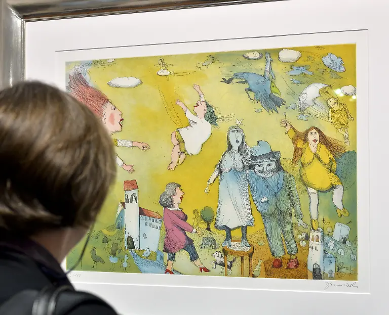 ABD0138-20160602-WIEN-OeSTERREICH-Eine-Ausstellungsbesucherin-am-Donnerstag-2-Juni-2016-im-Rahmen-einer-Ausstellungseroeffnung-von-Zeichner-und-Kinderbuchautor-Janosch-in-Wien