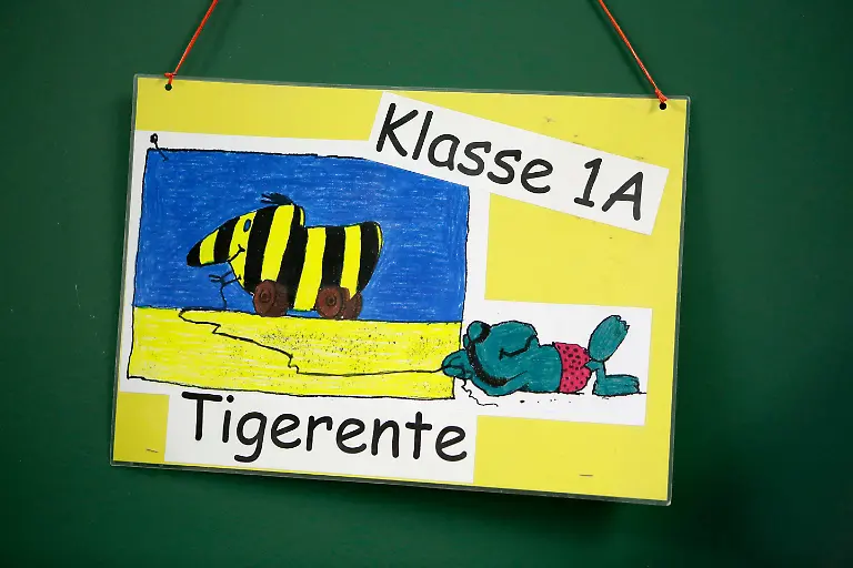 DEU-Deutschland-Duisburg-19-09-2012-Schild-mit-Tigerente-an-der-Tuer-zur-Klasse-1A-der-Gemeinschaftsgrundschule-Sandstrasse-in-Duisburg-Marxloh