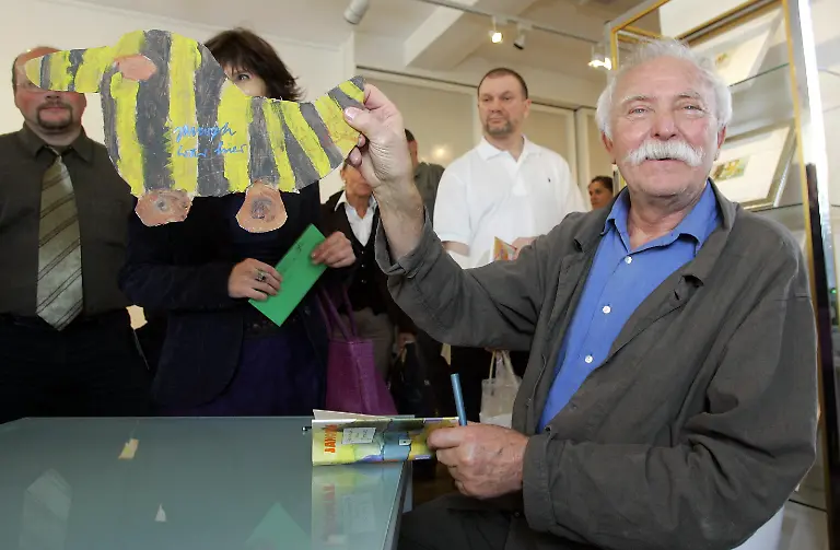 Der-Kinderbuchautor-und-Maler-Janosch-zeigt-am-Freitag-20-04-2007-in-einer-Galerie-in-Dortmund-eine-von-einem-Kind-gebastelte-Tigerente-Der-75-Jaehrige-eroeffnete-in-der-Galerie-Zimmermann-Heitmann-eine-Ausstellung-mit-ueber-60-seiner-Aquarelle-und-Farbradierungen-Ein-Teil-des-Erloeses-wird-an-eine-karitative-Einrichtung-fuer-Kinder-gespendet