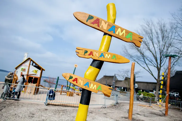 Ein-Wegweiser-mit-der-Aufschrift-Panama-steht-im-Kurpark-am-Zwischenahner-Meer-auf-einem-neuen-Spielplatz-der-im-Stil-der-Illustrationen-von-Kinderbuchautor-Horst-Eckert-bekannt-als-Janosch-gestaltet-wurde-Der-Spielplatz-wurde-nach-einer-mehrmonatigen-Umgestaltung-im-Maerz-2023-eroeffnet