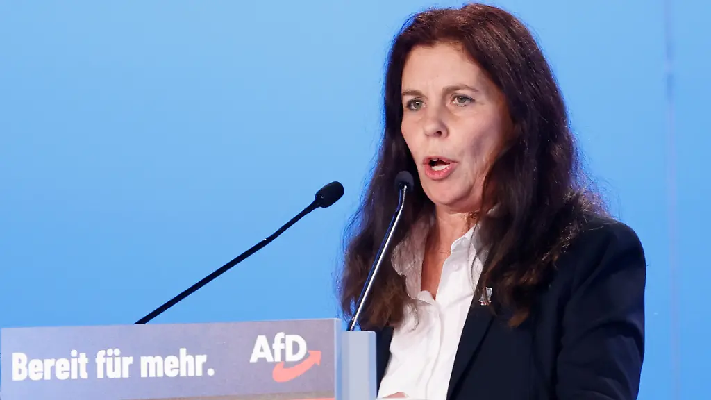 Anja-Arndt-Kandidatin-fuer-einen-Listenplatz-der-AfD-fuer-die-Europawahl-spricht-auf-der-AfD-Europawahlversammlung-in-der-Messe-Magdeburg