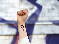 Umfrage unter Altersgruppen: Studie: Gen Z hat rückständigste Meinung zur Rolle der Frau