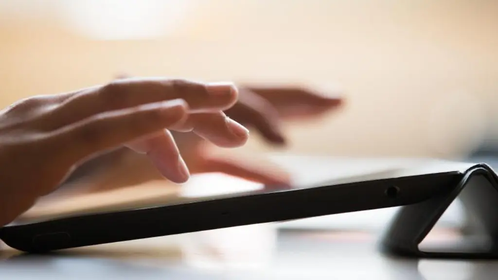 Ein-Schueler-tippt-auf-einem-Tablet