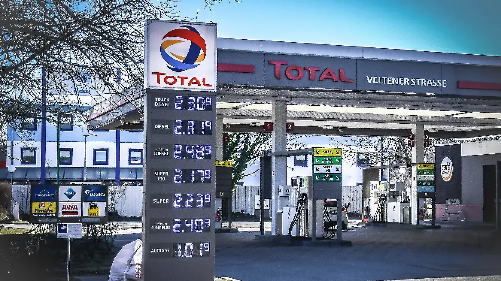 News-Bilder-des-Tages-12-03-2022-xlakx-Symbolfotos-Spritpreise-auf-Rekordniveau-emspor-An-einer-Total-Tankstelle-in-Hennigsdorf-kostet-Diesel-2-31-Euro-der-Liter-Super-2-23-Euro-Hennigsdorf-12-03-2022-xlakx-symbol-photos-Fuel-prices-at-record-levels-emspor-At-a-Total-gas-station-in-Hennigsdorf-diesel-costs-2-31-euros-the-liter-Super-2