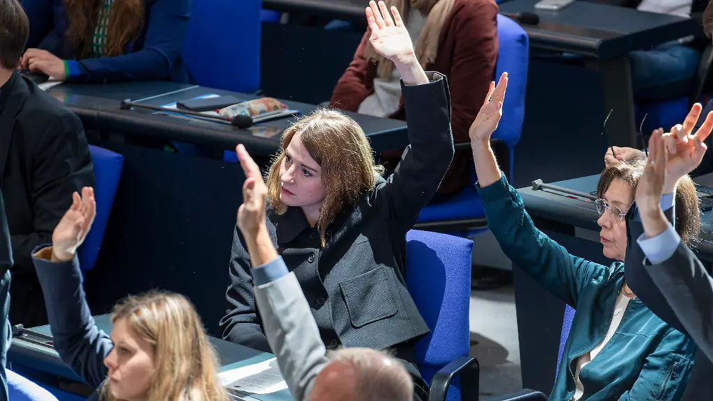 EUR-Deutschland-Berlin-05-03-2026-Abstimmung-in-der-SPD-Bundestagsfraktion-Mitte-Annika-Klose-SPD-arbeits-und-sozialpolitische-Sprecherin-der-SPD-Bundestagsfraktion-Umgestaltung-der-Grundsicherung-SGBII-Es-gibt-eine-namentliche-Abstimmung-zur-Aenderung-des-SGBII-Reform-des-Buergergeld
