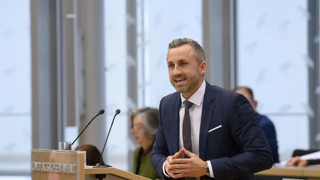 Der-AfD-Fraktionschef-und-Spitzenkandidat-fuer-die-Landtagswahl-Ulrich-Siegmund-kritisiert-die-von-den-anderen-Parteien-im-Parlament-vertretenen-Parteien-zu-Reformen-mit-Blick-auf-das-Landesverfassungsgericht