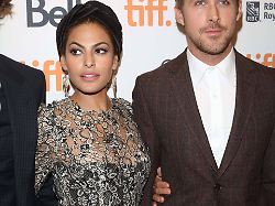 Konfetti, Küsse und Schulband: Ryan Gosling überrascht Eva Mendes