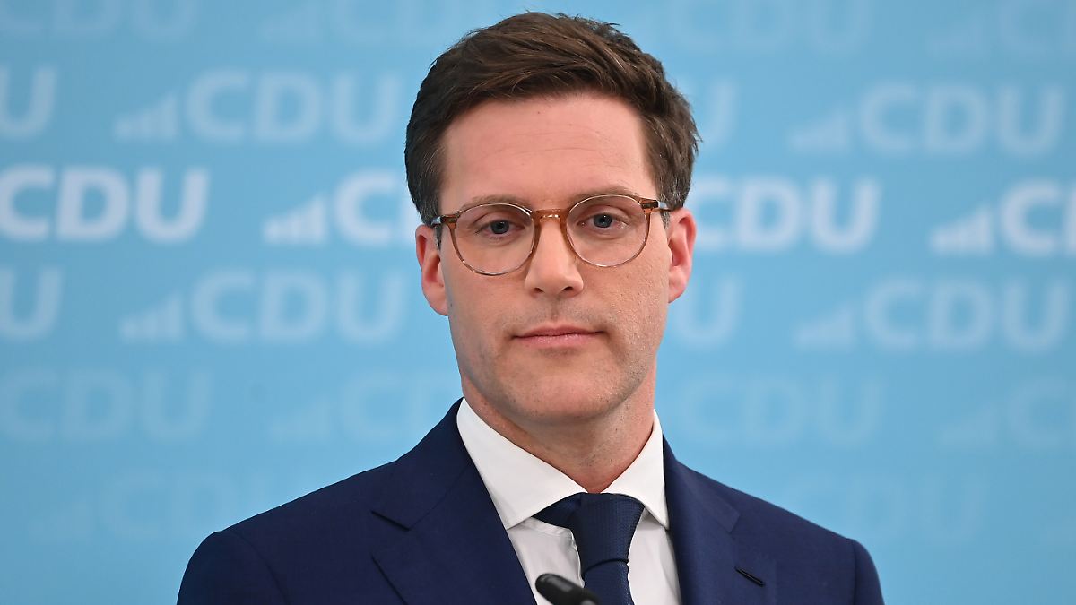 School visit video earns ridicule: CDU top candidate clashes with teacher ...