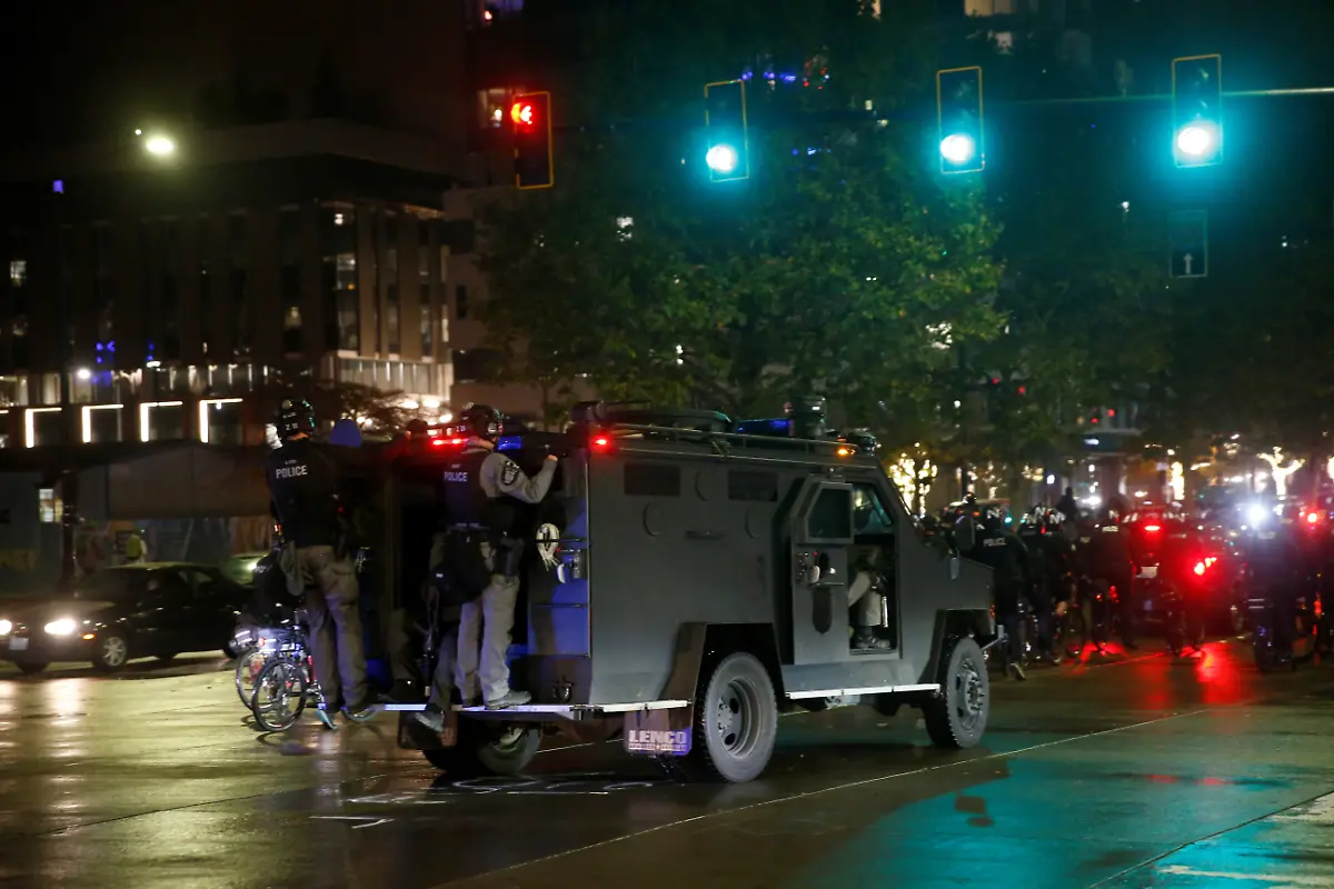 2020-11-04T060346Z-1947132584-RC26WJ9CISM4-RTRMADP-3-USA-ELECTION-WASHINGTON