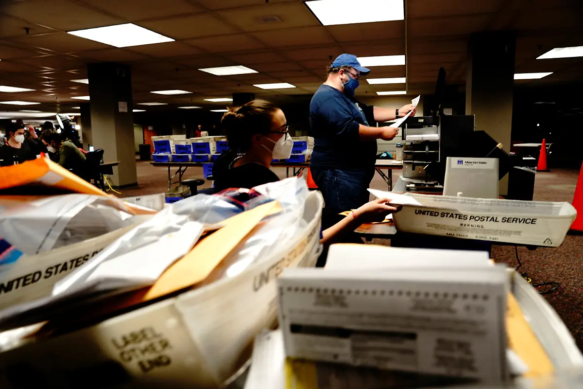 2020-11-04T052535Z-1433349845-RC25WJ9QO708-RTRMADP-3-USA-ELECTION-WISCONSIN