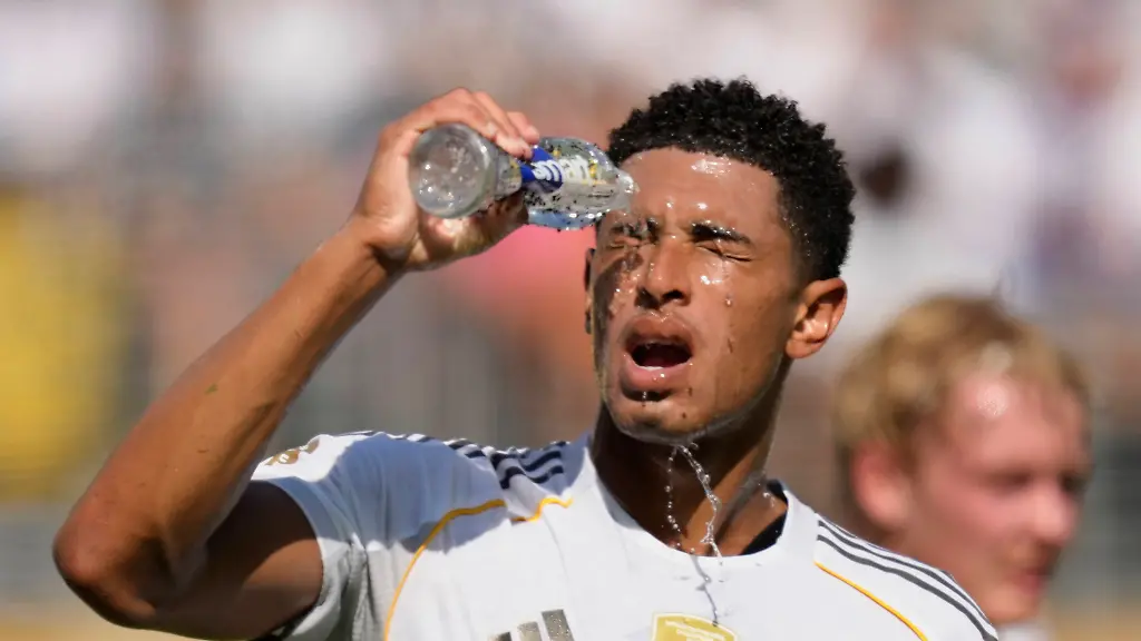 Real-Madrid-CF-v-Borussia-Dortmund-Quarter-Final-FIFA-Club-World-Cup-2025-Jude-Bellingham-central-midfield-of-Real-Madrid-and-England-pours-water-over-his-face-because-of-the-intense-heat-during-the-FIFA-Club-World-Cup-2025-quarter-final-match-between-Real-Madrid-CF-and-Borussia-Dortmund-at-MetLife-Stadium-on-July-5-2025-in-East-Rutherford-United-States-East-Rutherford-NJ-United-States-PUBLICATIONxNOTxINxFRA-Copyright-xJosexBretonx-originalFilename-bretonhernandez-realmadr250705-npVlf
