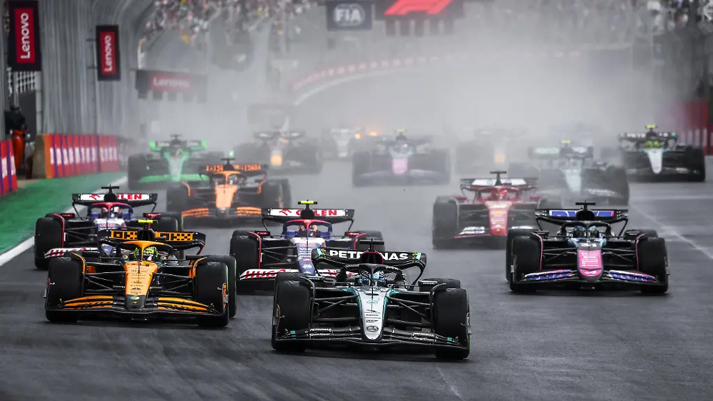 Formel-1-GP-Brasilien-in-Sao-Paulo-das-Rennen-63-RUSSELL-George-gbr-Mercedes-AMG-F1-Team-W15-04-NORRIS-Lando-gbr-McLaren-F1-Team-MCL38-22-TSUNODA-Yuki-jap-Visa-Cash-App-RB-F1-Team-VCARB-01-31-OCON-Esteban-fra-Alpine-F1-Team-A524-action-start-of-the-race-depart-during-the-Formula-1-Grande-Premio-de-Sao-Paulo-2024-21th-round-of-the-2024-Formula-One-World-Championship-WM-Weltmeisterschaft-from-November-1-to-3-2024-on-the-Interlagos-Circuit-in-Sao-Paulo-Brazil-F1-SAO-PAULO-GRAND-PRIX-2024-DPPI-Panoramic-PUBLICATIONxNOTxINxFRAxBEL-241103-R21-BRASILE-DP-FG007768