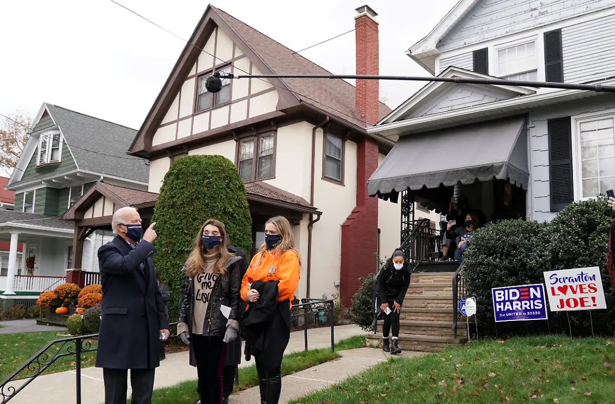 2020-11-03T153120Z-2004043570-RC2RVJ91P6M8-RTRMADP-3-USA-ELECTION-BIDEN