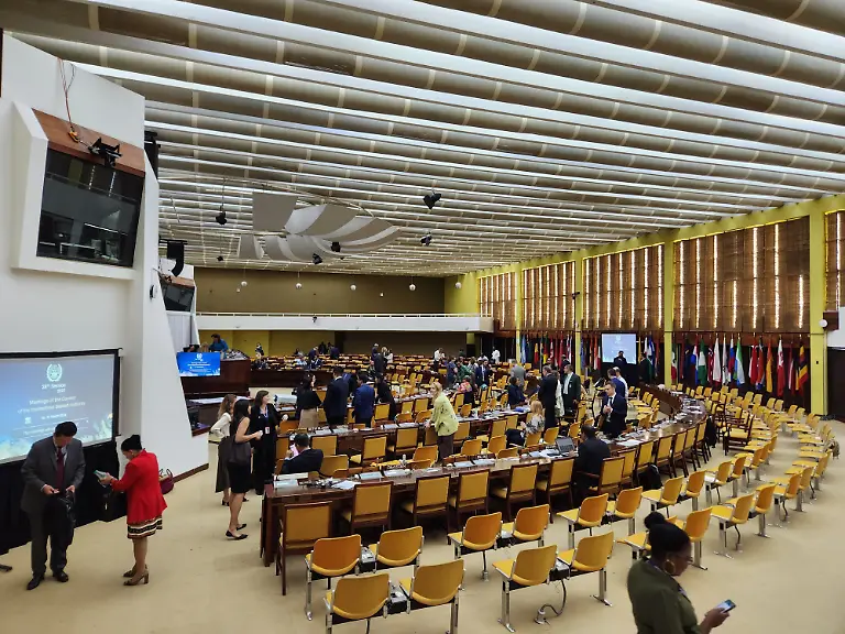 Im-Konferenzsaal-am-Sitz-der-Internationalen-Meeresbodenbehoerde-ISA-auf-Jamaika-nehmen-Vertreter-des-ISA-Rats-an-einer-Sitzung-teil