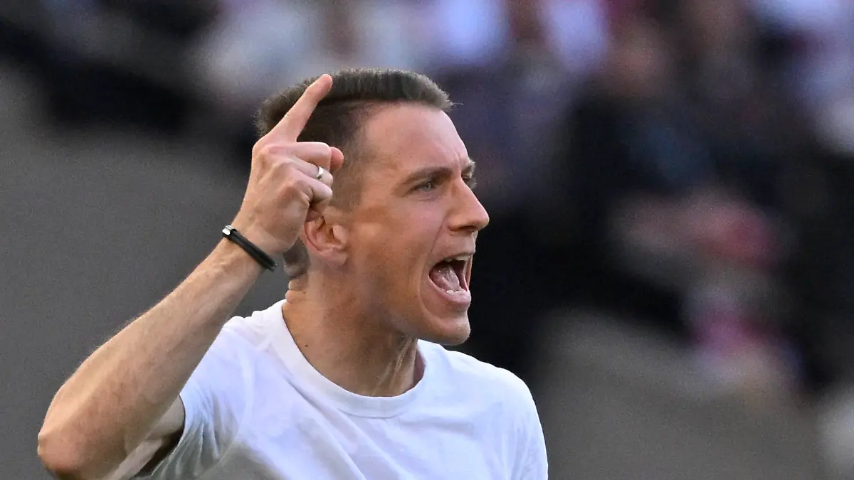 Trainer-Coach-Daniel-Bauer-VfL-Wolfsburg-am-Spielfeldrand-Gestik-Geste-VfB-Stuttgart-vs-VfL-Wolfsburg-WOB-01-03