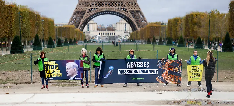 Greenpeace-Aktivisten-warnen-in-ener-Happening-Aktion-mit-einem-Banner-Abysses-massacre-imminent-auf-den-Bergbaus-mit-Bulldozern-auf-dem-Meeresboden-und-deren-oekologischen-Risiken-Paris-10-11-2023-Greenpeace-activists-warn-in-a-happening-action-with-a-banner-Abysses-massacre-imminent-on-mining-with-bulldozers-on-the-seabed-and-its-ecological-risks-Paris-10-11-2023-Foto-xR