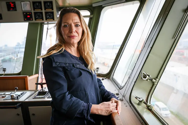 Antje-Boetius-Direktorin-des-Alfred-Wegener-Instituts-fuer-Polar-und-Meeresforschung-posiert-auf-der-Bruecke-des-Forschungsschiffes-Polarstern-das-am-Gelaende-der-Lloyd-Werft-im-Kaiserhafen-Drei-in-Bremerhaven-liegt-Die-Polarstern-ist-von-der-zweimonatigen-Expedition-ArcWatch-1-in-ihren-Heimathafen-zurueckgekehrt