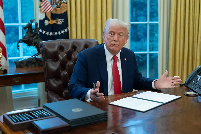 News-Bilder-des-Tages-February-3-2025-Washington-District-Of-Columbia-USA-United-States-President-Donald-J-Trump-signs-executive-orders-in-the-Oval-Office-of-the-White-House-in-Washington-Dc-February-3-2025-Washington-USA-ZUMAs152-20250203-faa-s152-033-Copyright-xChrisxKleponisx-xPoolxviaxCNPx