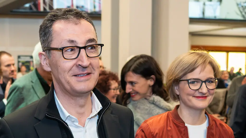 Cem-Oezdemir-Buendnis-90-Die-Gruenen-Spitzenkandidat-fuer-die-Landtagswahl-in-Baden-Wuerttemberg-2026-und-Franziska-Brantner-Bundesvorsitzende-von-Buendnis-90-Die-Gruenen-beim-Politischen-Aschermittwoch-von-Buendnis90-Die-Gruenen-in-der-Stadthalle-Biberach