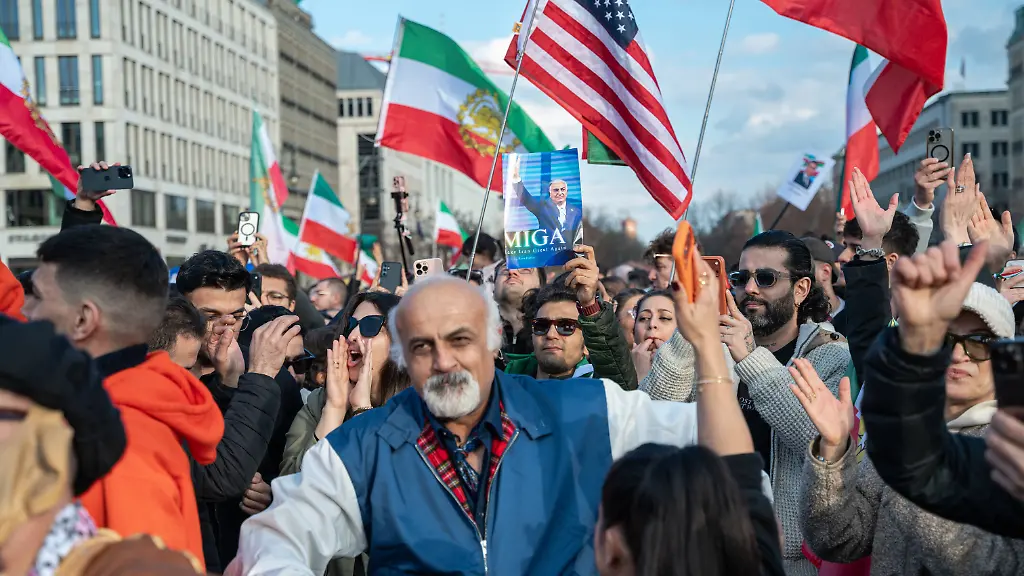 01-03-2026-Berlin-Deutschland-Europa-Etwa-2-000-im-Exil-lebende-Iraner-gehen-nach-dem-Sturz-des-Obersten-Religionsfuehrers-und-Grossajatollahs-Ali-Chamenei-der-am-Vortag-bei-einer-gemeinsamen-Militaeroperation-der-israelischen-und-US-amerikanischen-Streitkraefte-getoetet-wurde-auf-die-Strasse-Sie-haben-sich-vor-dem-Brandenburger-Tor-goal-zu-einer-Kundgebung-unter-dem-Motto-Freiheit-fuer-Iran-unter-der-Fuehrung-von-Prinz-Reza-Pahlavi-versammelt-und-feiern-mit-Tanz-Jubel-und-Fahnenschwingen