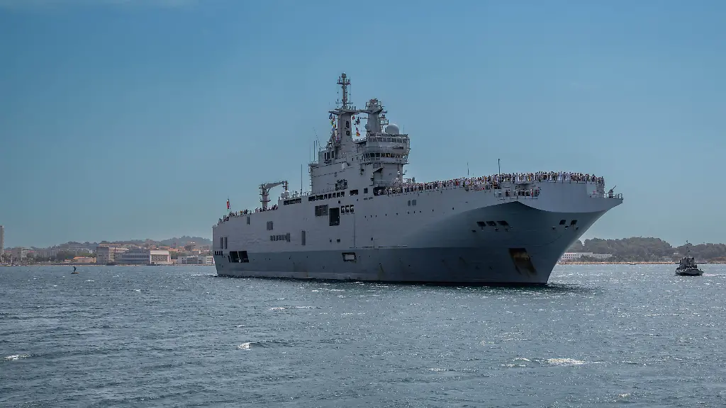 The-Amphibious-Helicopter-Carrier-Porte-Helicoptere-Amphibie-PHA-Tonnerre-with-sailors-and-their-families-on-board-approaches-port-on-return-from-the-Mission-Jeanne-d-Arc-in-Toulon-France-July-16-2024-Photo-by-Laurent-Coust-ABACAPRESS