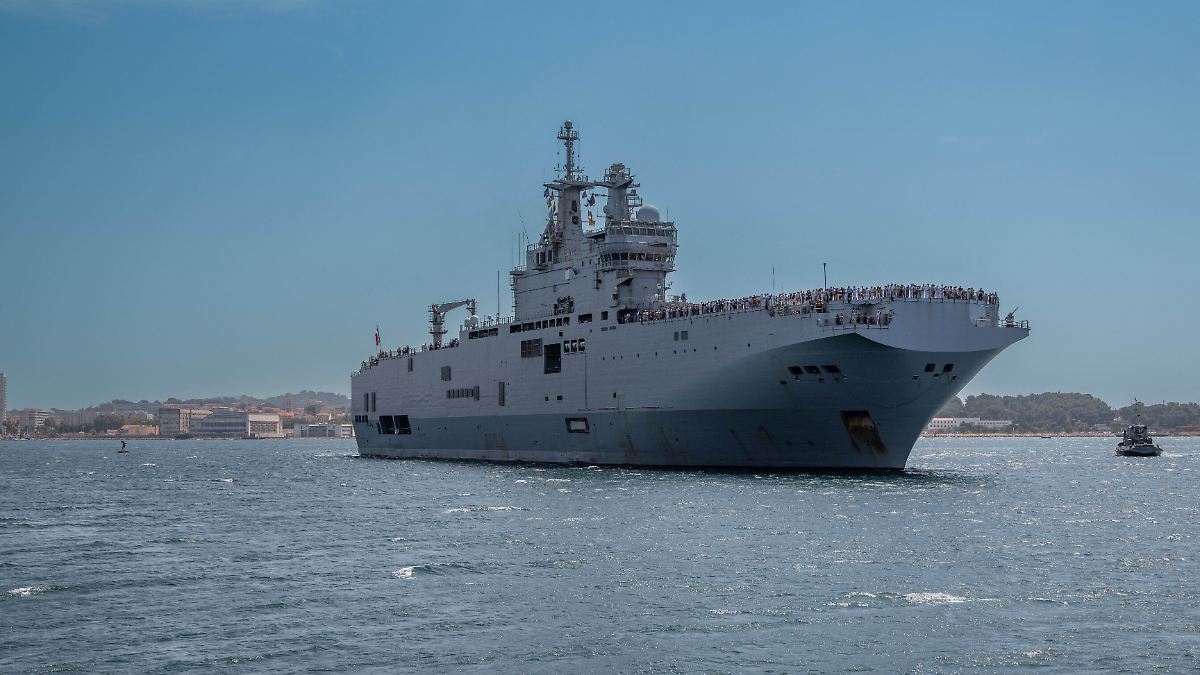 Frankreich verlegt Hubschraubertr&auml;ger ins Mittelmeer