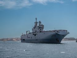 Paris stockt Kräfte auf: Frankreich verlegt Hubschrauberträger ins Mittelmeer