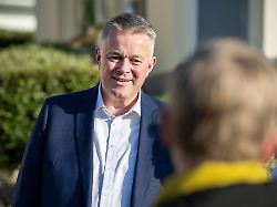 Rheinland-Pfalz & Saarland: Gummibärchen und neue Schuhe - Schnieder klingelt an Türen