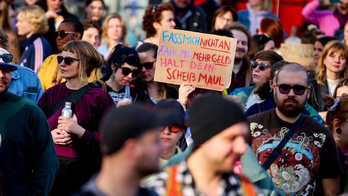 Internationaler Frauentag: Sch&auml;ffer &auml;u&szlig;ert sich besorgt