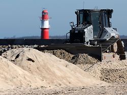 Mecklenburg-Vorpommern: Was sind das für Sandhaufen am Strand von Warnemünde?