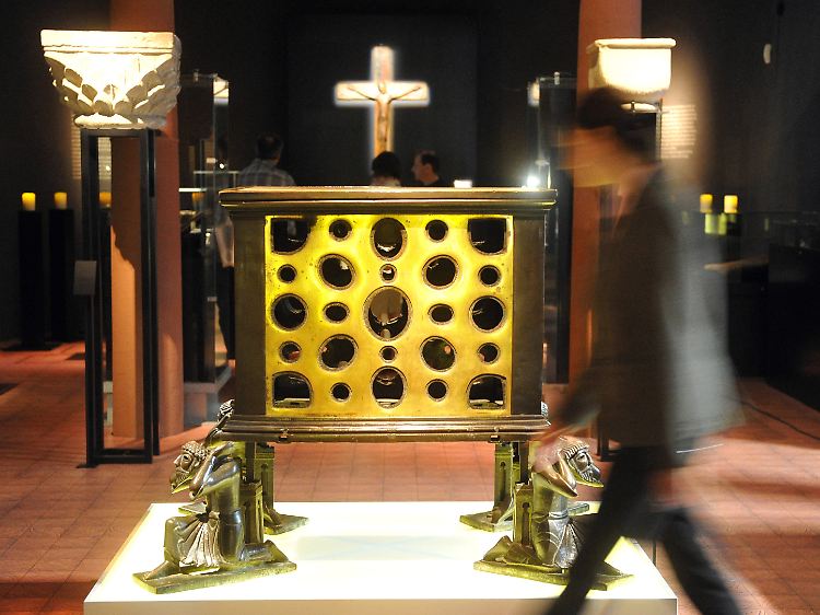 Dort wird auch der Krodo-Altar gezeigt, der um 1100 entstanden ist. Im Hintergrund ist ein Holzkruzifix zu sehen, das aus der ersten Hälfte des 11. Jahrhunderts stammt.