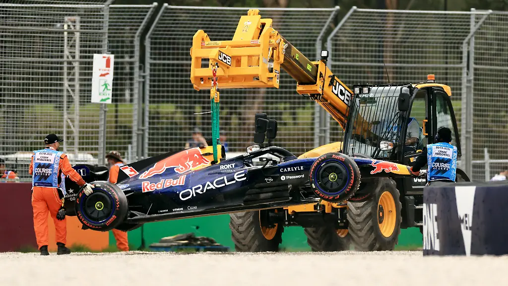 Formula-One-F1-Australian-Grand-Prix-Albert-Park-Grand-Prix-Circuit-Melbourne-Australia-March-7-2026-Marshals-remove-Red-Bull-s-Max-Verstappen-car-from-the-race-track-with-a-crane-after-crashing-out-during-qualifying-REUTERS-Mark-Peterson