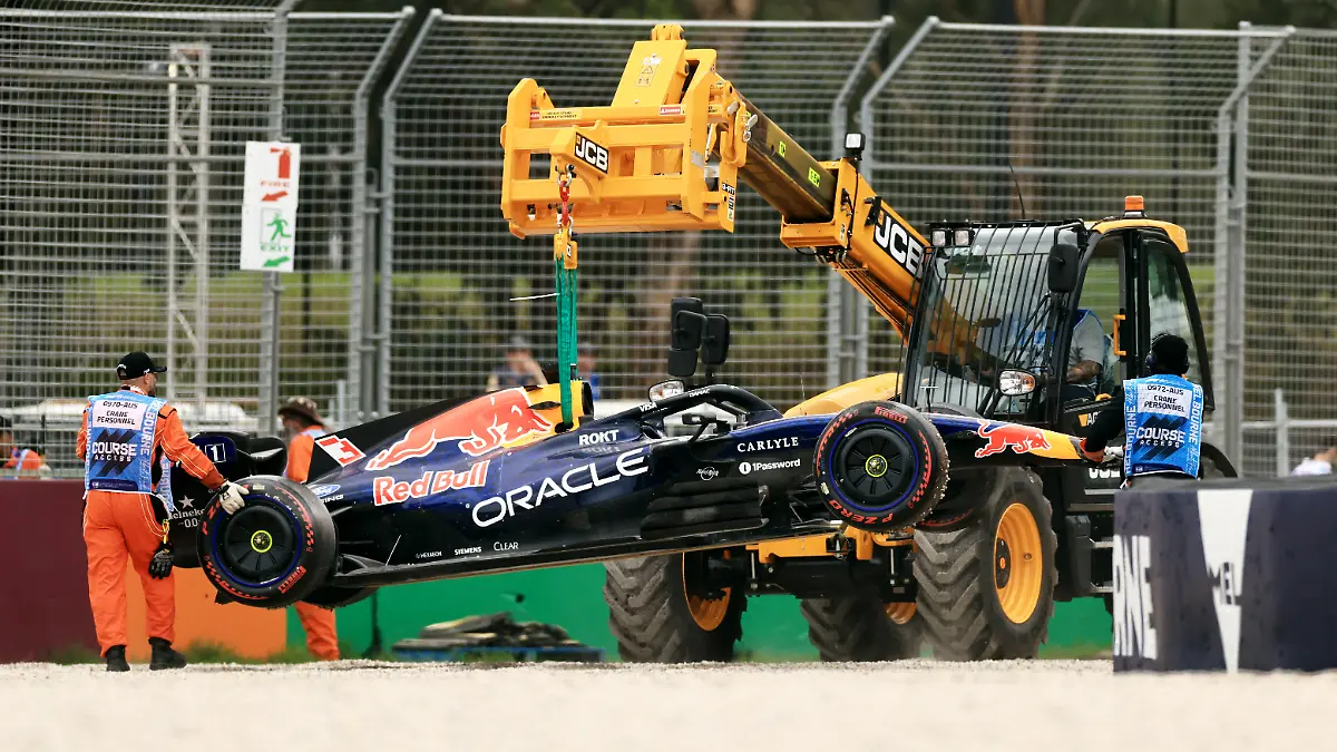 Formula-One-F1-Australian-Grand-Prix-Albert-Park-Grand-Prix-Circuit-Melbourne-Australia-March-7-2026-Marshals-remove-Red-Bull-s-Max-Verstappen-car-from-the-race-track-with-a-crane-after-crashing-out-during-qualifying-REUTERS-Mark-Peterson
