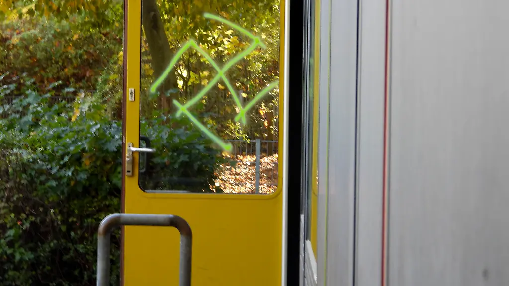 106-Hakenreuze-sind-an-die-Gebaeude-an-einem-Hamburger-Gymnasium-gesprueht-worden-22-10-2022-Hamburg-Poppenbuettel-Am-Carl-von-Ossietzky-Gymnasium-und-der-daneben-liegenden-Grundschule-Muessenredder-haben-unbekannte-Personen-in-der-Nacht-106-Hakenkreuze-an-mehrere-Gebaeude-und-Fenster-gesprueht-Der-Hausmeister-entdeckte-die-Taten-am-Samstag-morgen-und-informierte-die-Polizei-Inzwischen-sind-Maler-mit-dem-ueberstreichen-der-Kreuze-bzw