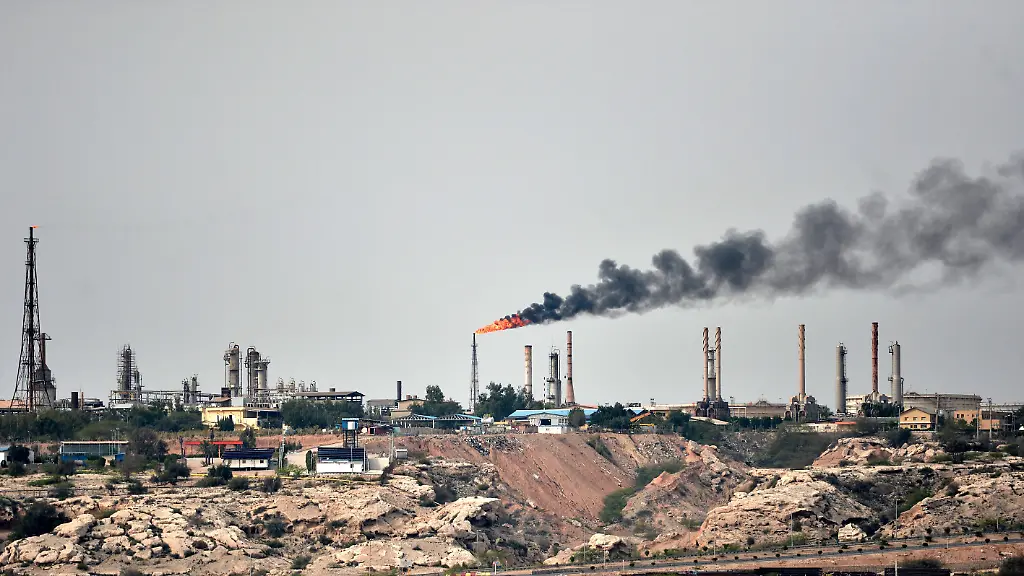 Kharg-Island-Oil-Terminal-in-Iran-TEHRAN-IRAN-MARCH-12-A-general-view-of-the-Port-of-Kharg-Island-Oil-Terminal-25-km-from-the-Iranian-coast-in-the-Persian-Gulf-and-483-km-northwest-of-the-Strait-of-Hormuz-in-Iran-on-March-12-2017-Kharg-Island-Oil-Terminal-brings-Iranian-oil-to-the-world-market-The-oil-terminal-is-the-world-s-largest-open-oil-terminal-with-95-of-Iran-s-crude-oil-exports-coming-through-it-Tahran-Iran-Editorial-use-only-Please-get-in-touch-for-any-other-usage
