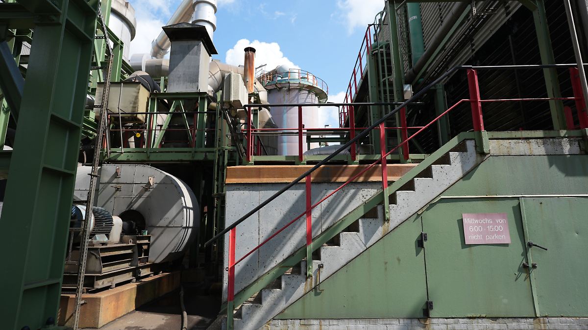 Staplerfahrer bei Aurubis stirbt nach schwerem Unfall