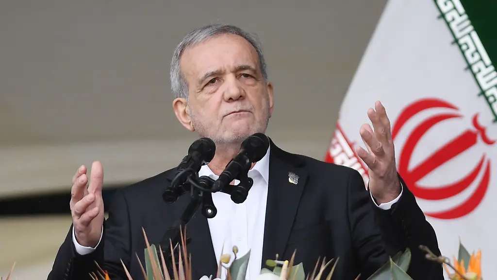 Dieses-Archivfoto-zeigt-den-iranischen-Praesidenten-Massud-Peseschkian-bei-einer-Rede-in-Teheran-Iran-am-11-Februar-2026