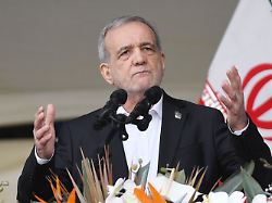 "Nehmt ihm das Mikrofon weg": Hardliner attackieren Peseschkian für "erniedrigende Entschuldigung"