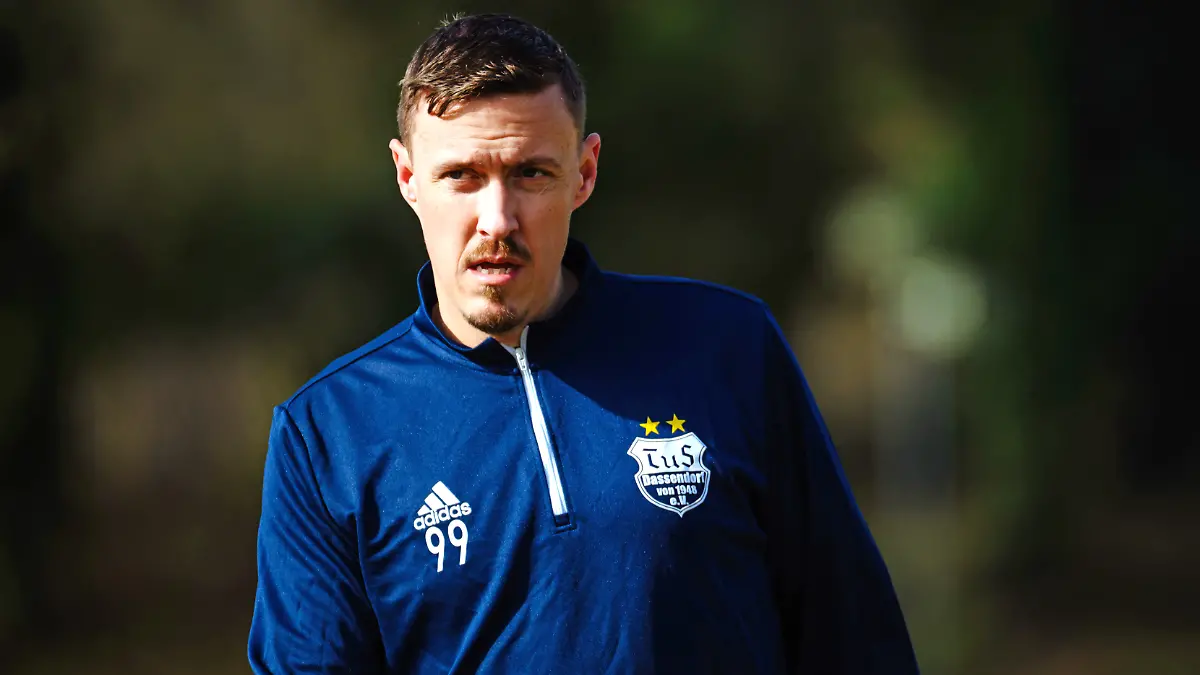 Fussball-Maenner-Oberliga-Hamburg-TuS-Dassendorf-TSV-Buchholz-Stadion-am-Wendelweg-Max-Kruse-TuS-Dassendorf-waermt-sich-vor-dem-Spiel-auf-dem-Platz-auf