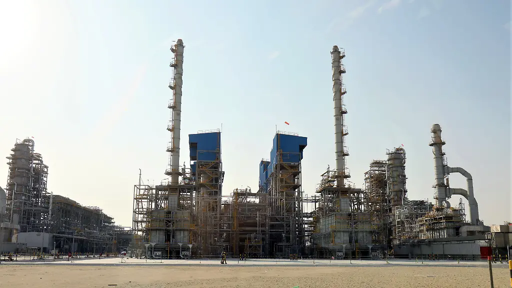 191022-AL-AHMADI-KUWAIT-Oct-22-2019-Photo-taken-on-Oct-22-2019-shows-the-construction-site-of-Kuwait-New-Refinery-Project-in-Al-Ahmadi-Governorate-Kuwait-The-sixth-set-of-oil-refining-equipment-for-the-Kuwait-New-Refinery-Project-NRP-constructed-by-China-Petrochemical-Corporation-Sinopec-was-handed-over-to-its-general-contractor-on-Tuesday